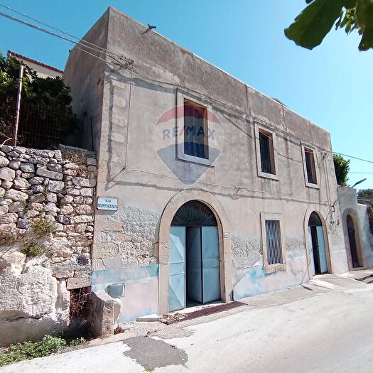 Casa con 7 locali in vendita in Via Indipendenza, Ferla
