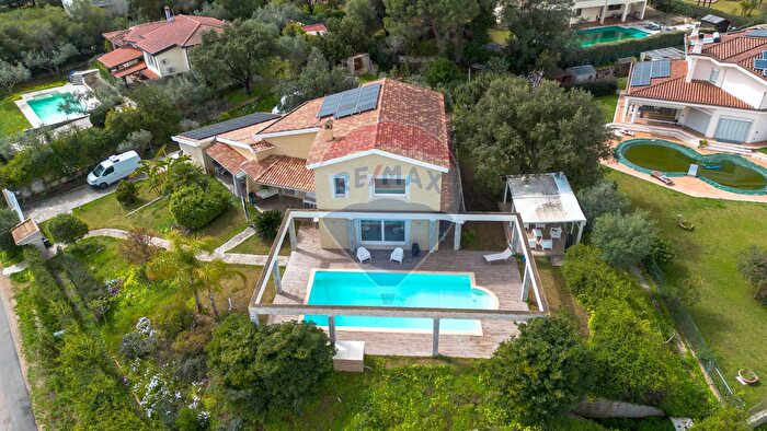 Casa con 10 locali in vendita in Capoterra