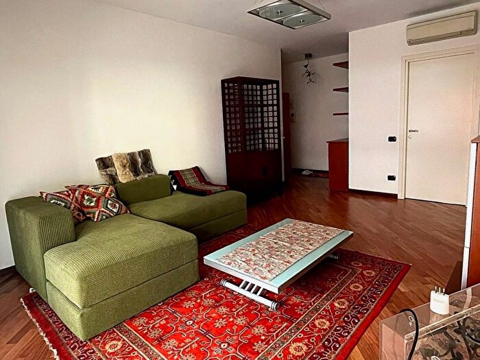 Appartamento trilocale in affitto in Cenisio, Milano