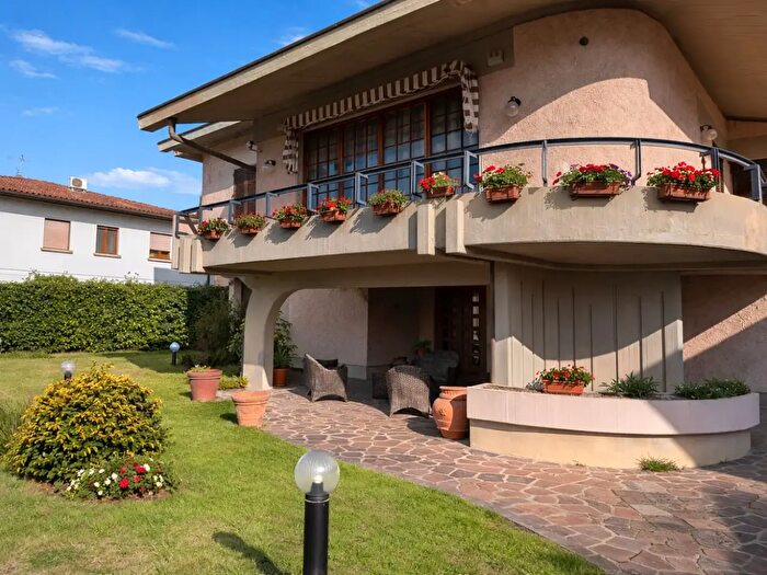 Casa con 11 locali in vendita in Viale Guglielmo Marconi, Montecatini Terme