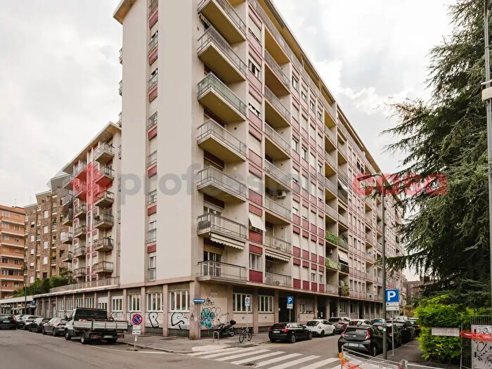 Appartamento trilocale in vendita in Via Perosi, Milano