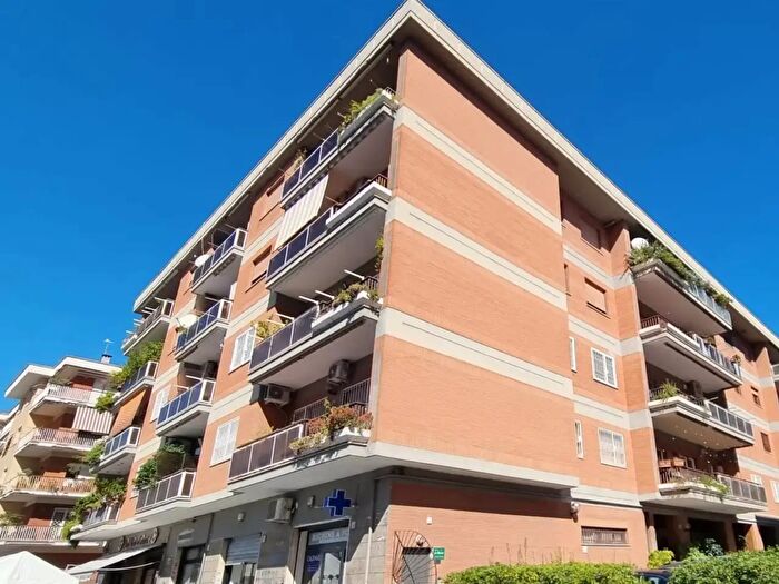 Appartamento trilocale in vendita in Via Val Maggia, Roma
