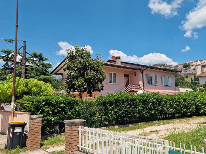 Appartamento con 5 locali in affitto in Centro, Spello