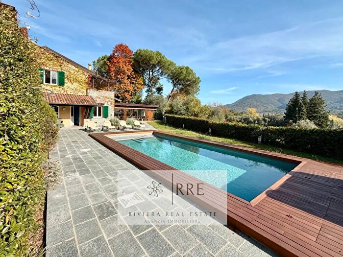 Casa con 14 locali in vendita in Via del Golf, Garlenda