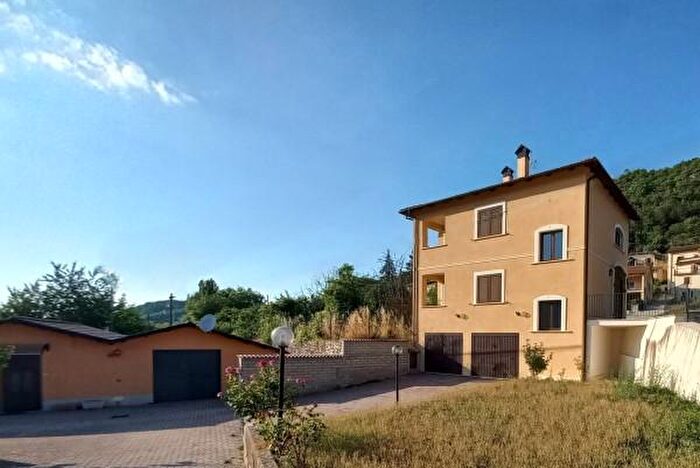 Casa con 6 locali in vendita in Piazza San Donato, Fagnano Alto