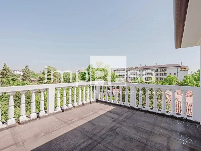 Casa con 10 locali in vendita in Via Piave, Treviso