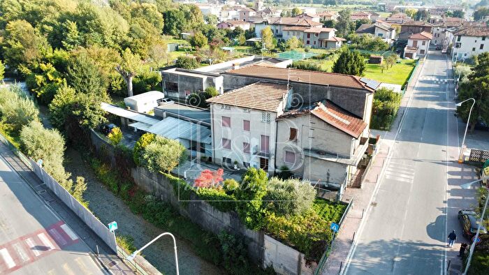 Casa con 7 locali in vendita in Via Muratello, Nave