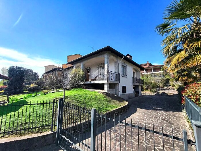 Casa trilocale in vendita in Via Giosuè Borsi, Besana In Brianza
