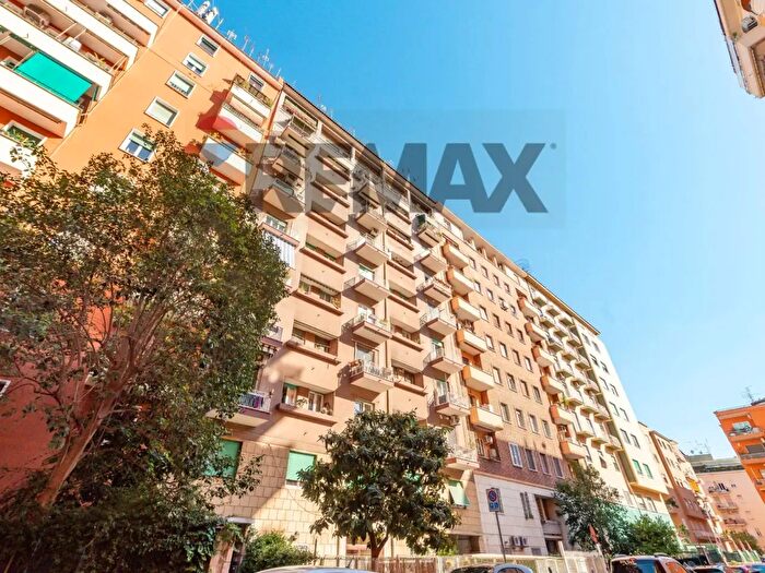 Appartamento trilocale in vendita in Via Caulonia, Roma