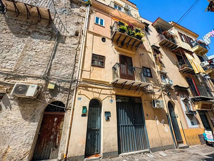 Appartamento con 6 locali in vendita in Via San Nicolò allAlbergheria, Palermo