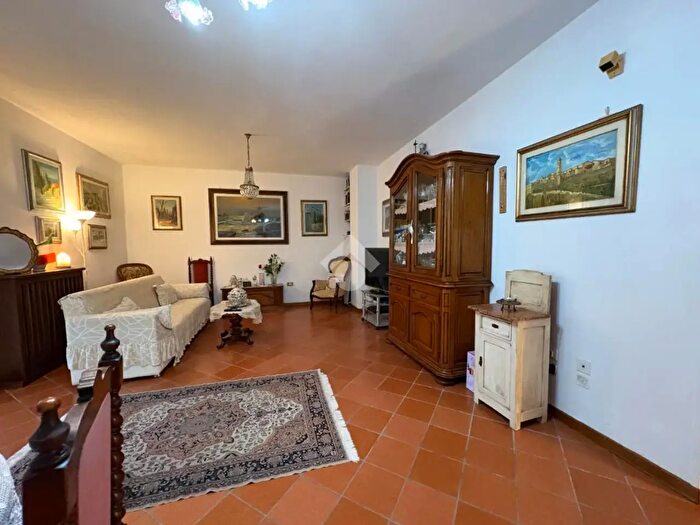 Casa con 6 locali in vendita in Via XXIV Maggio, Massa