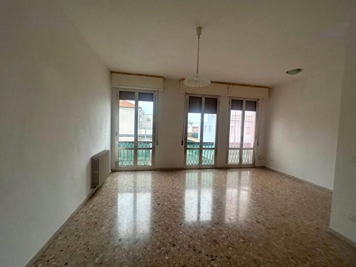 Appartamento trilocale in affitto in Via Statale, Dosso, Terre del Reno