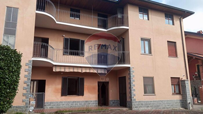 Casa con 9 locali in vendita in Via Padre Rocca, Bogogno