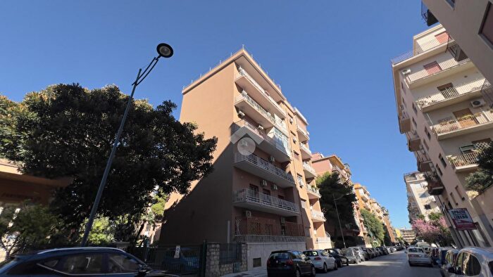 Appartamento con 5 locali in vendita in Via Ga Cesareo, Palermo