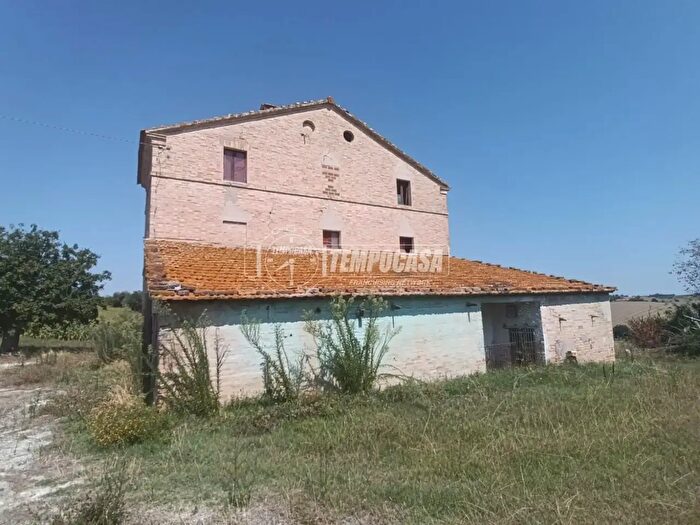 Casa con 6 locali in vendita in Ostra