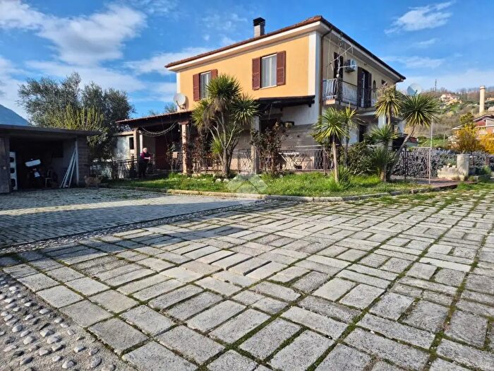 Casa con 6 locali in vendita in Via Villa Carrara, Sora