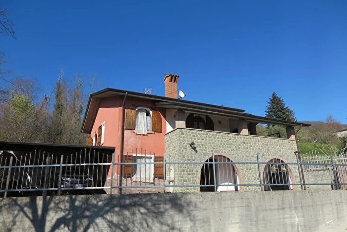 Casa con 7 locali in vendita in Bagnone