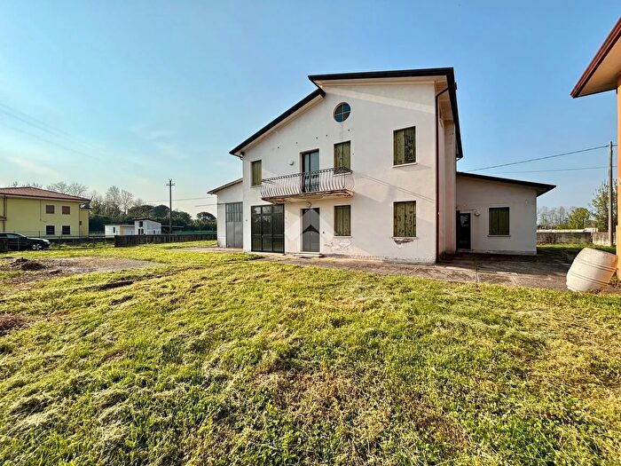 Casa con 8 locali in vendita in Via Villa, Loria