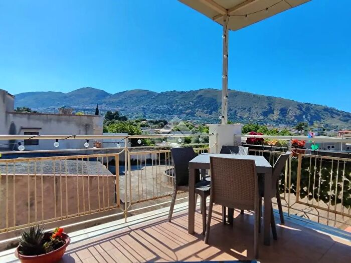 Appartamento trilocale in vendita in Via Olio di Lino, Palermo
