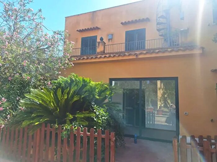 Appartamento trilocale in affitto in Via Antigone, Palermo