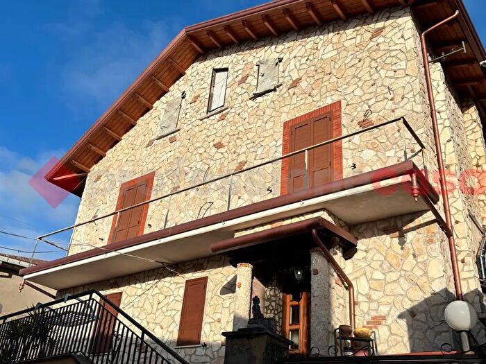 Appartamento con 5 locali in vendita in Via Croce, Torre Cajetani