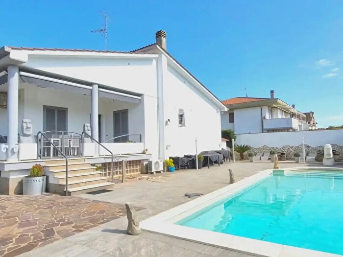 Casa con 8 locali in vendita in Via Lorenzo Magalotti, Anzio