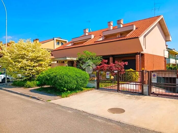 Casa quadrilocale in vendita in Via Bologna, Cassano DAdda