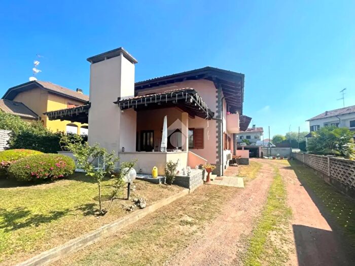Casa con 8 locali in vendita in Via della Ciocca, Borgomanero