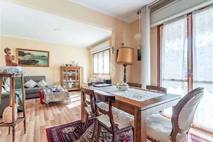 Appartamento quadrilocale in vendita in Via De Ruggiero Guido, Milano