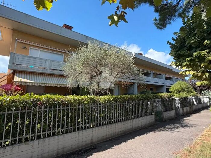 Appartamento trilocale in vendita in Via Comano, Carrara