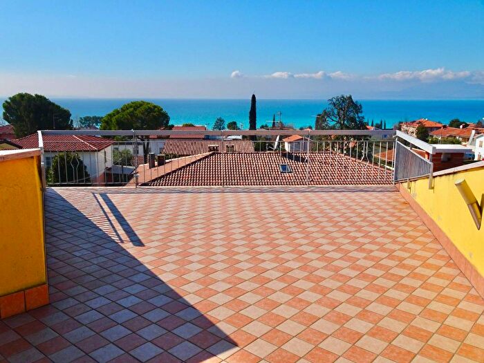 Appartamento trilocale in affitto in Centro, Bardolino