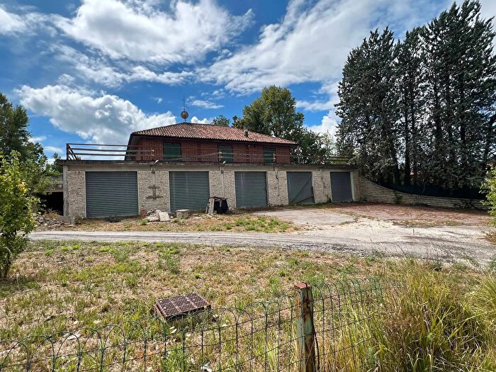 Casa con 20 locali in vendita in Via La Spina, Fabriano