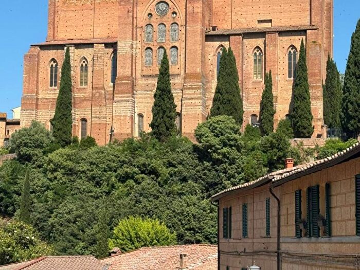 Appartamento trilocale in affitto in Via Fontebranda, San Domenico Fontebranda, Siena