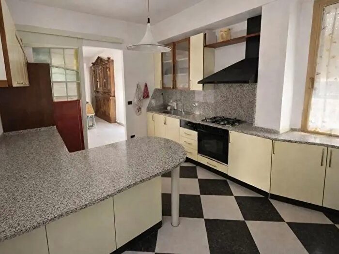 Appartamento con 7 locali in vendita in Cascina