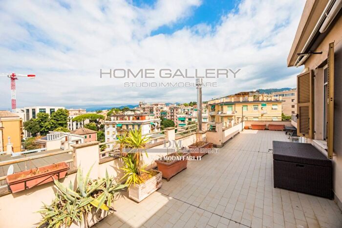 Appartamento quadrilocale in vendita in Via Angelo Carrara, Genova