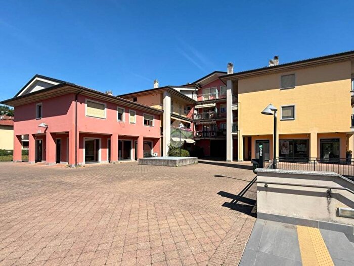 Appartamento bilocale in affitto in Piazza Del Lavoro, Centro, Brivio