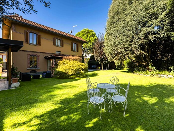 Casa con 9 locali in vendita in Via Alfredo Corti, Bergamo