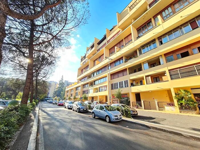 Appartamento trilocale in vendita in Via Adolfo Consolini, Roma