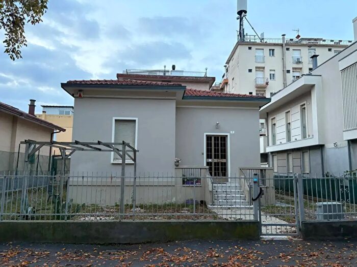 Casa quadrilocale in vendita in Viale Pescara, Rimini