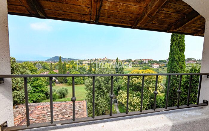 Appartamento bilocale in vendita in Via Guglielmo Marconi, Manerba Del Garda