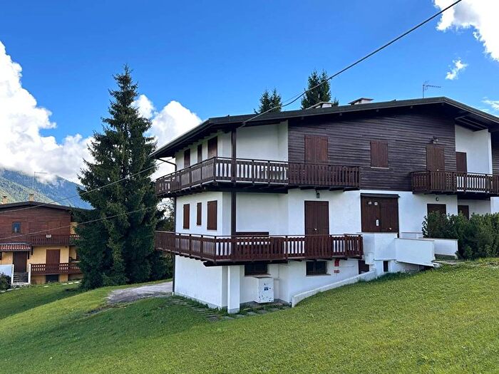 Appartamento trilocale in affitto in via Sisemol, Centro, Gallio