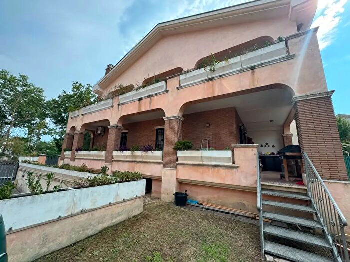 Casa con 6 locali in vendita in Viale dei Romagnoli, Roma