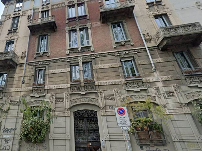 Appartamento trilocale in affitto in Via Giovanni Battista Morgagni, Morgagni, Milano