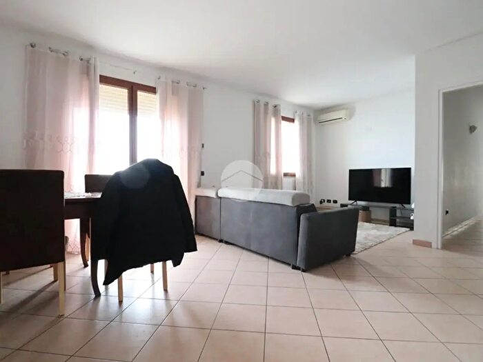 Appartamento quadrilocale in vendita in Viale Marche, Mantova