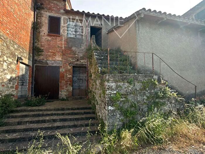 Casa quadrilocale in vendita in Castiglione Del Lago