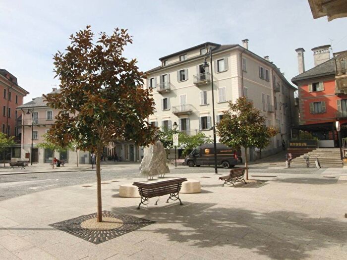 Appartamento con 6 locali in affitto in Piazza Camillo Benso di Cavour, Centro, Domodossola