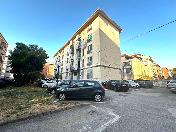 Appartamento trilocale in vendita in Via Giacomo Leopardi, Fuorigrotta, Napoli