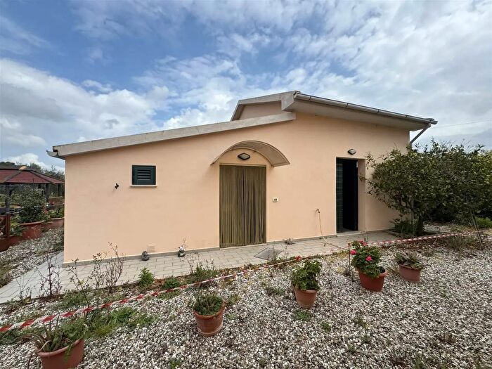 Casa bilocale in vendita in Cecina