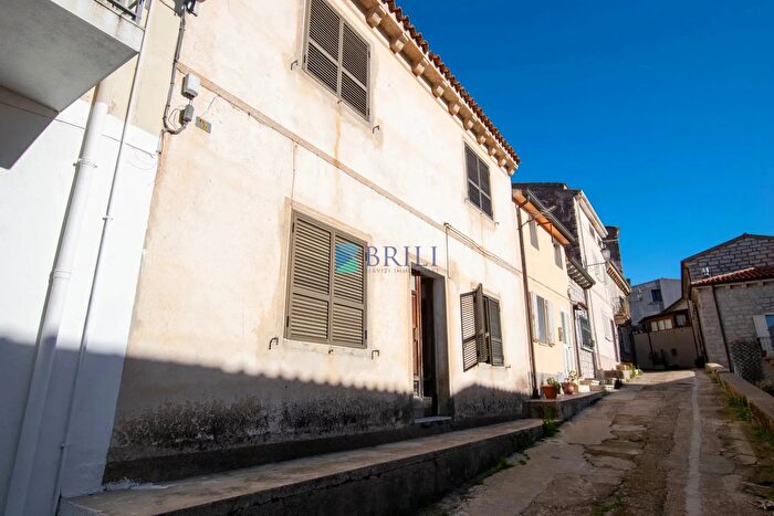 Casa con 8 locali in vendita in Luras