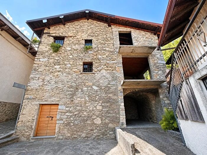 Casa bilocale in vendita in Loc Albonico, Sorico